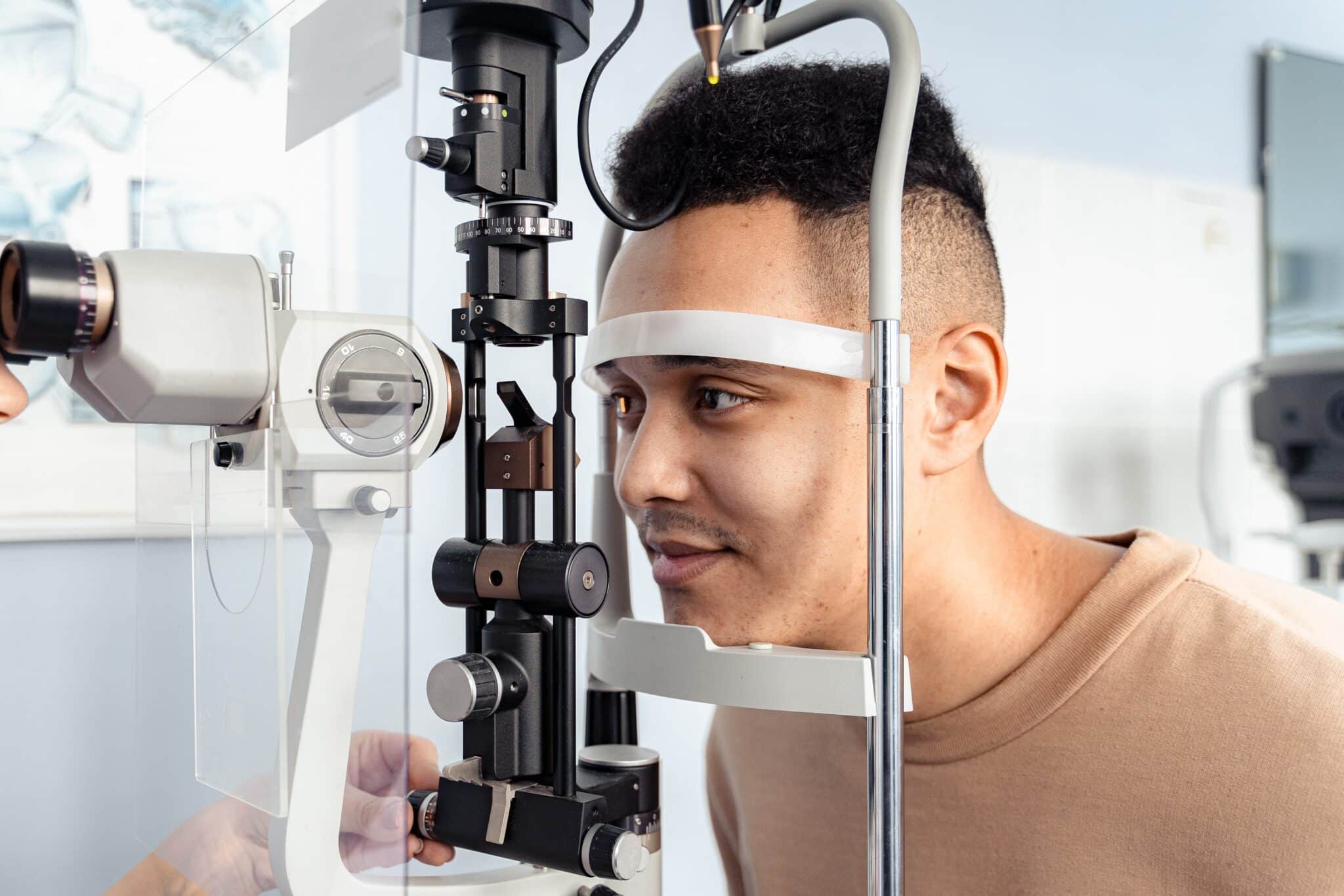 eye-glaucoma-tinnitus Man receiving an eye exam.